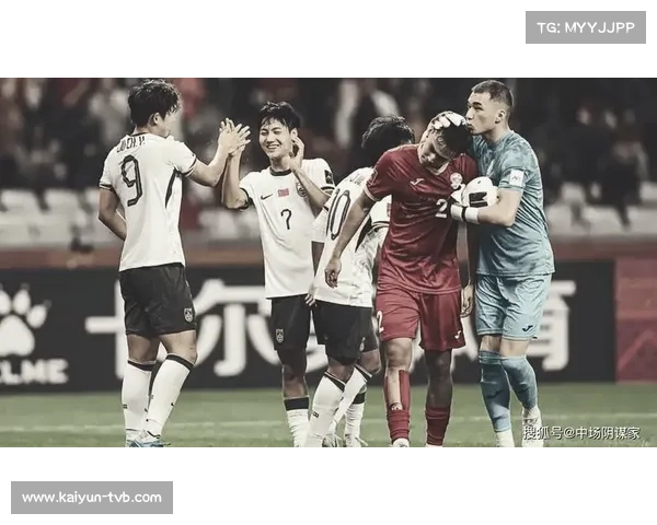 替补席球员热身积极，随时准备登场